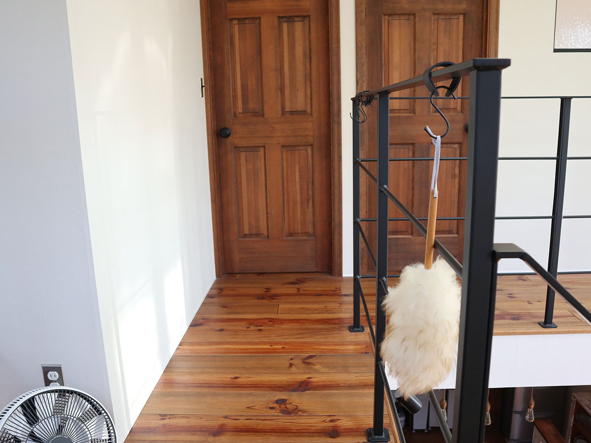 角ばった手すりや引き出しにも優しく掛けられる！「フェイクレザーのS字フック」