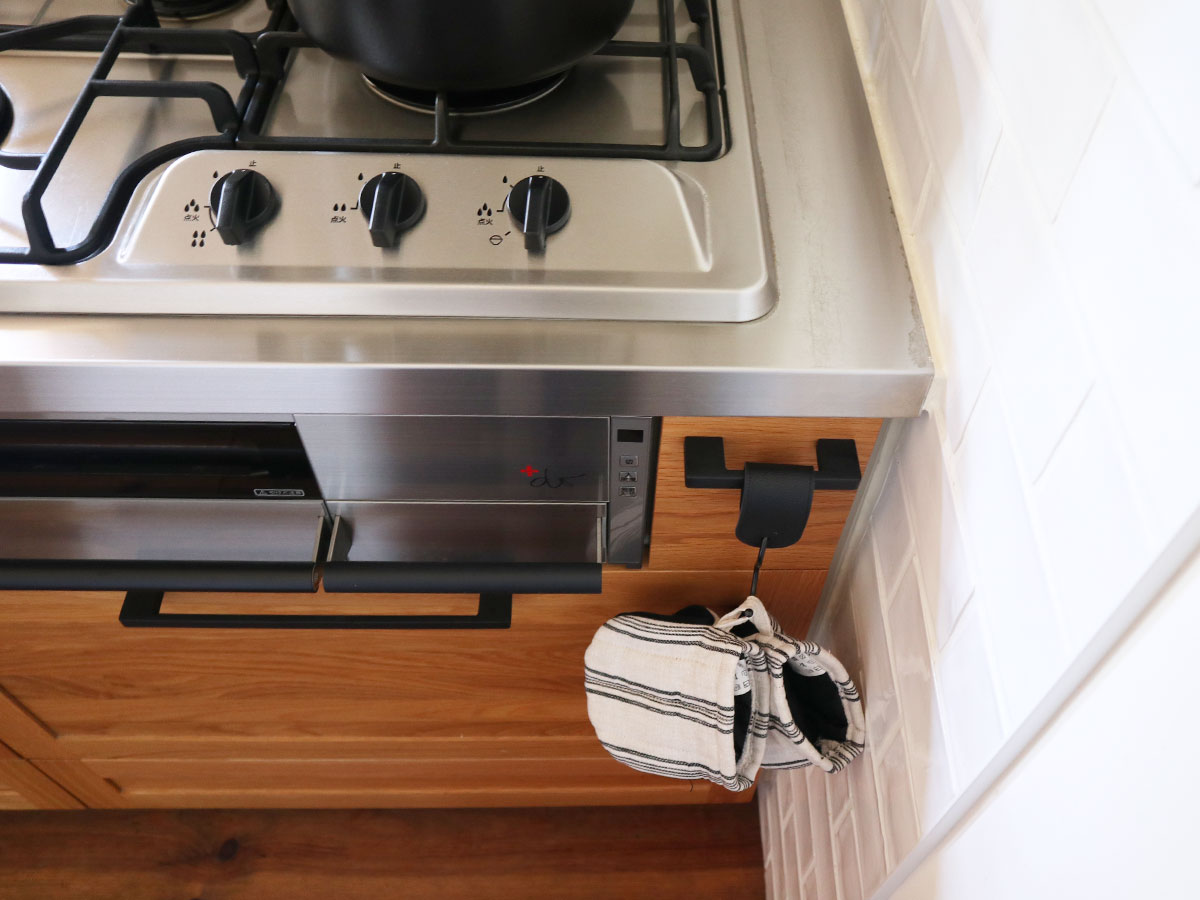 角ばった手すりや引き出しにも優しく掛けられる！「フェイクレザーのS字フック」