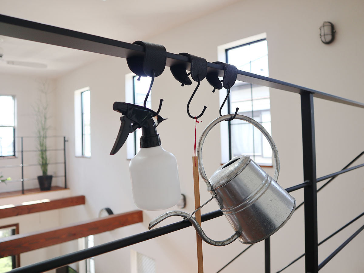 角ばった手すりや引き出しにも優しく掛けられる！「フェイクレザーのS字フック」