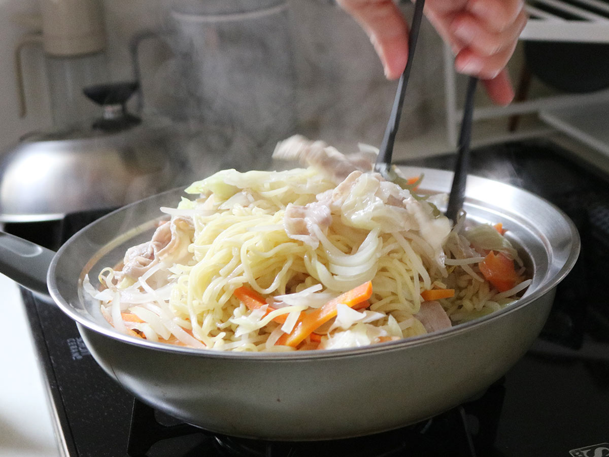 温野菜だけじゃない！焼きそば・パスタからチャプチェまで。蒸し器で簡単「絶品麺」レシピをご紹介