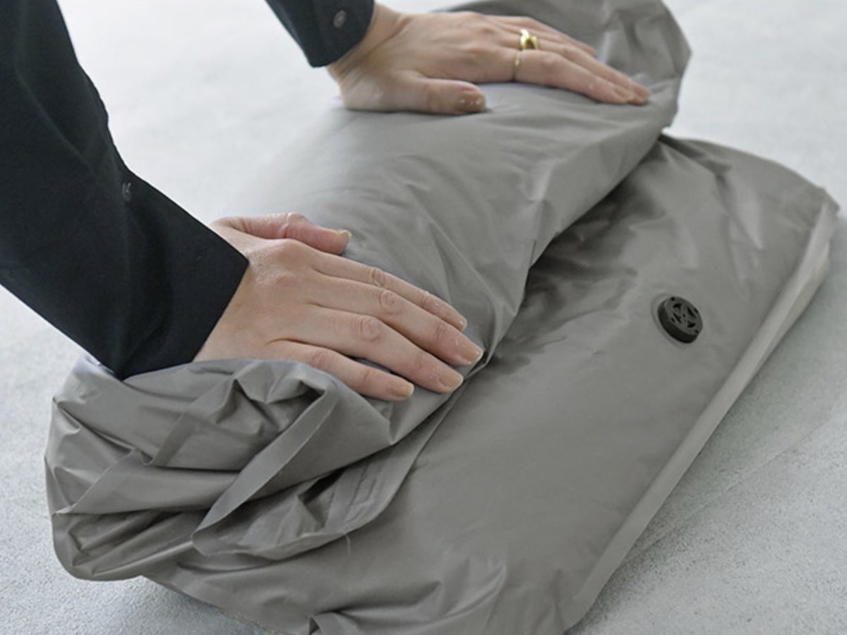 かさばる冬旅にも助かる！「すばやくペタンコ」の衣類圧縮袋を帰省・出張・キャンプで使ってみました