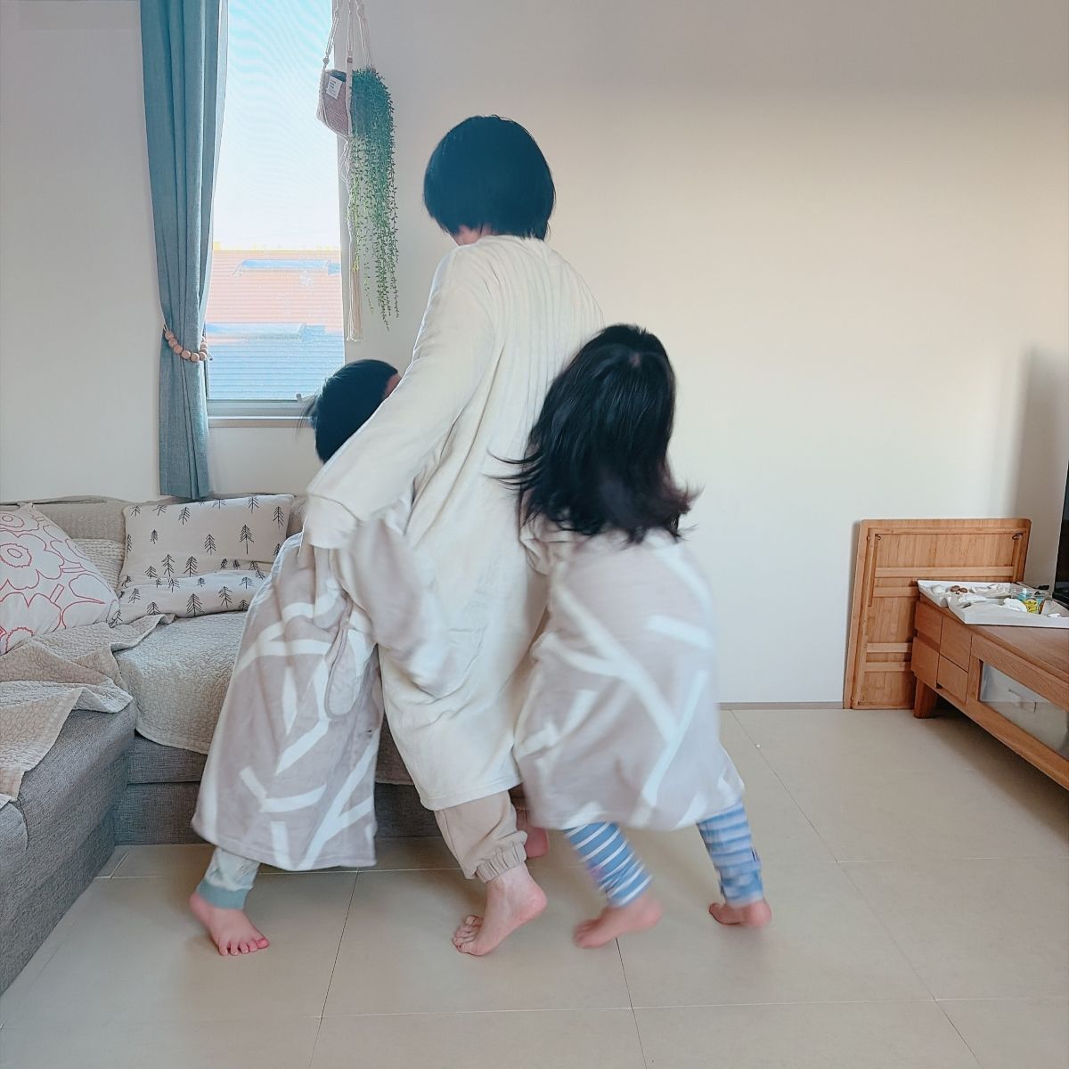 お家の中では寒さ知らず。「着る毛布」と「はく毛布」でインスタグラマーさんも冬支度