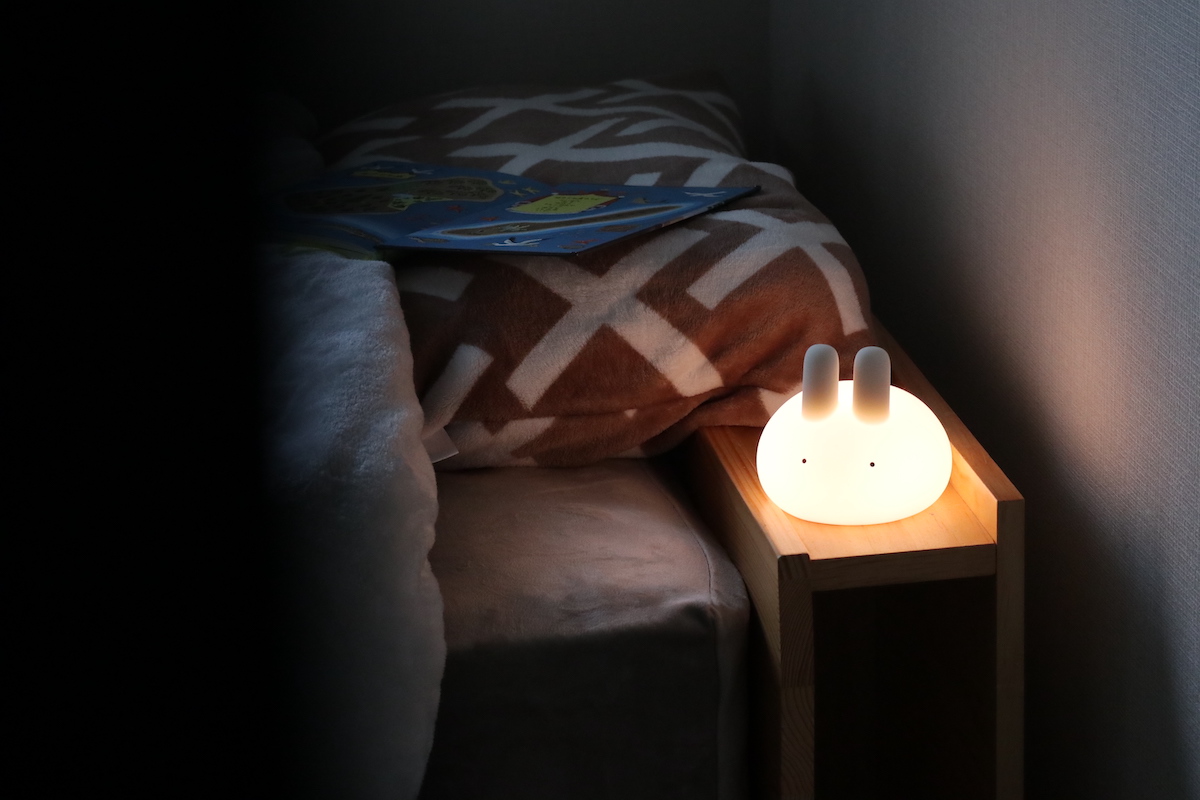 親子の寝かしつけにも、ひとりで眠る練習にも。ぷにぷにバニーライトをスタッフ家族も続々お迎え中
