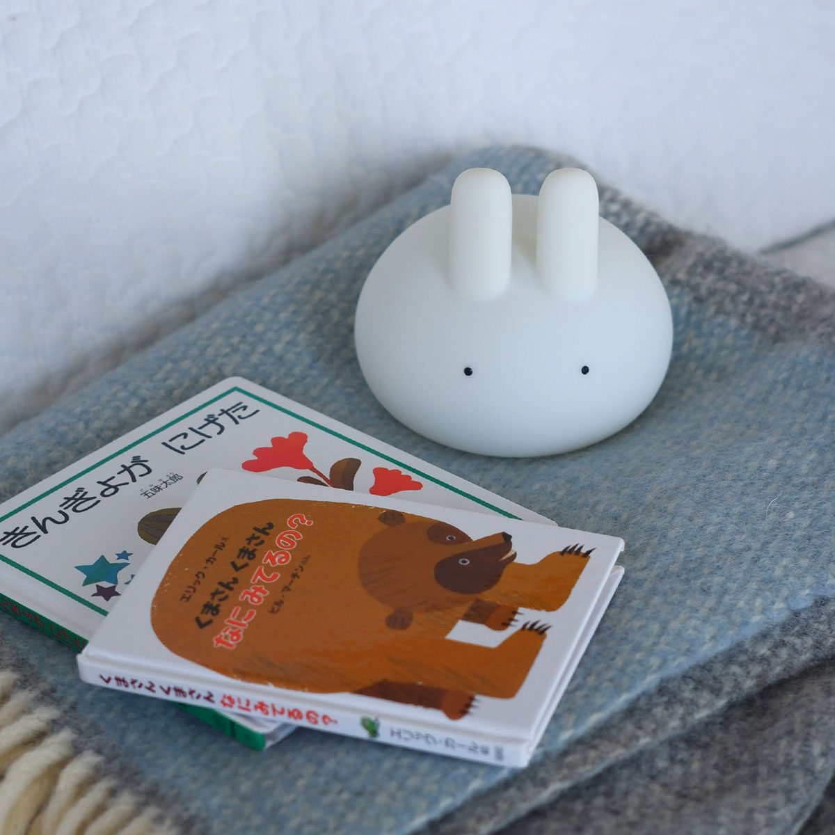 親子の寝かしつけにも、ひとりで眠る練習にも。ぷにぷにバニーライトをスタッフ家族も続々お迎え中