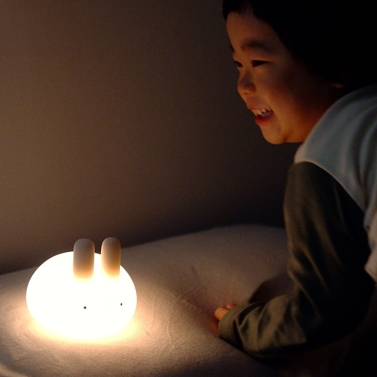 親子の寝かしつけにも、ひとりで眠る練習にも。ぷにぷにバニーライトをスタッフ家族も続々お迎え中