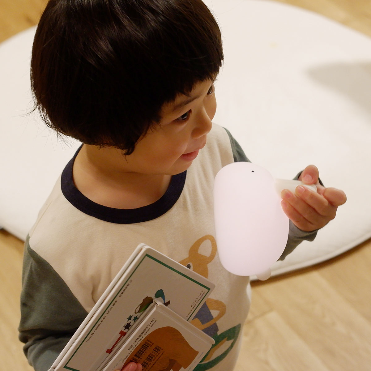 親子の寝かしつけにも、ひとりで眠る練習にも。ぷにぷにバニーライトをスタッフ家族も続々お迎え中