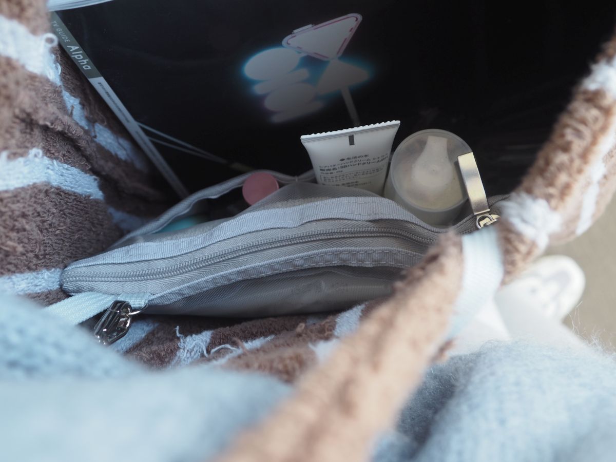 もうバッグの底に沈まない！「吊り下げバッグインバッグ」があれば、小物の取り出しがスムーズに