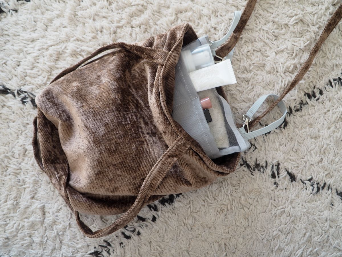 もうバッグの底に沈まない！「吊り下げバッグインバッグ」があれば、小物の取り出しがスムーズに