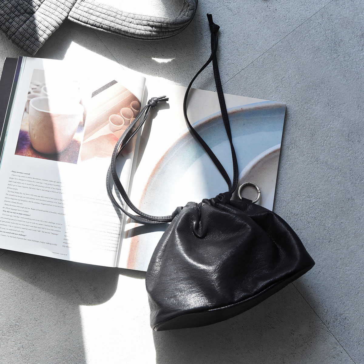 このくたっと感がたまらない。注目度ナンバーワンの『巾着ミニバッグ』スタッフ3名の愛用レポ