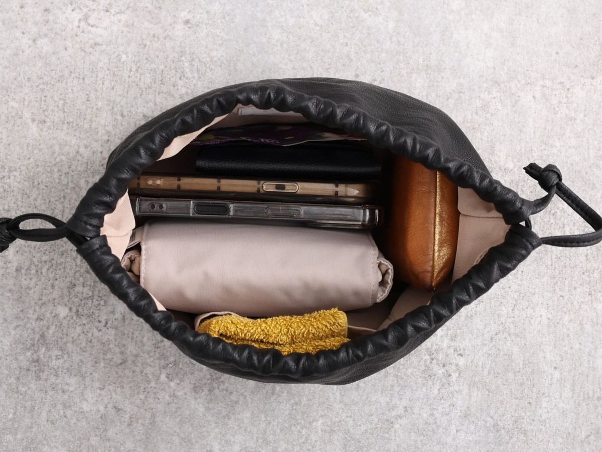 このくたっと感がたまらない。注目度ナンバーワンの『巾着ミニバッグ』スタッフ3名の愛用レポ