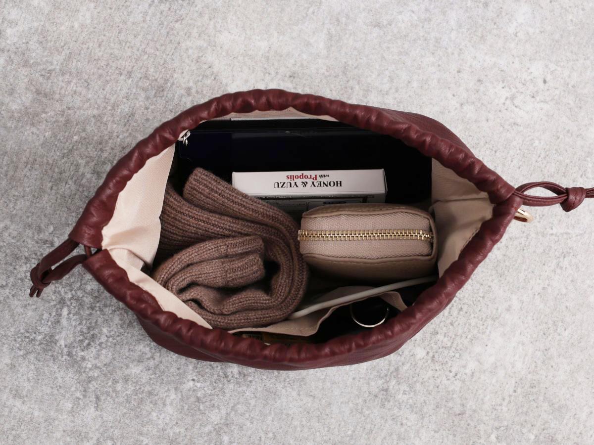 このくたっと感がたまらない。注目度ナンバーワンの『巾着ミニバッグ』スタッフ3名の愛用レポ