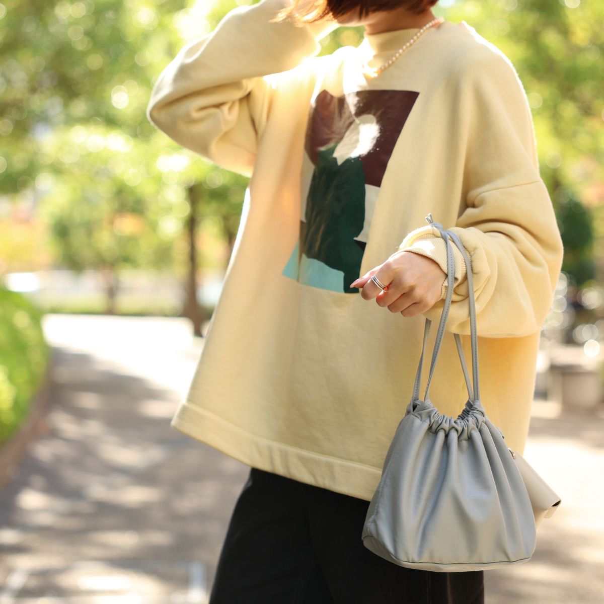 このくたっと感がたまらない。注目度ナンバーワンの『巾着ミニバッグ』スタッフ3名の愛用レポ