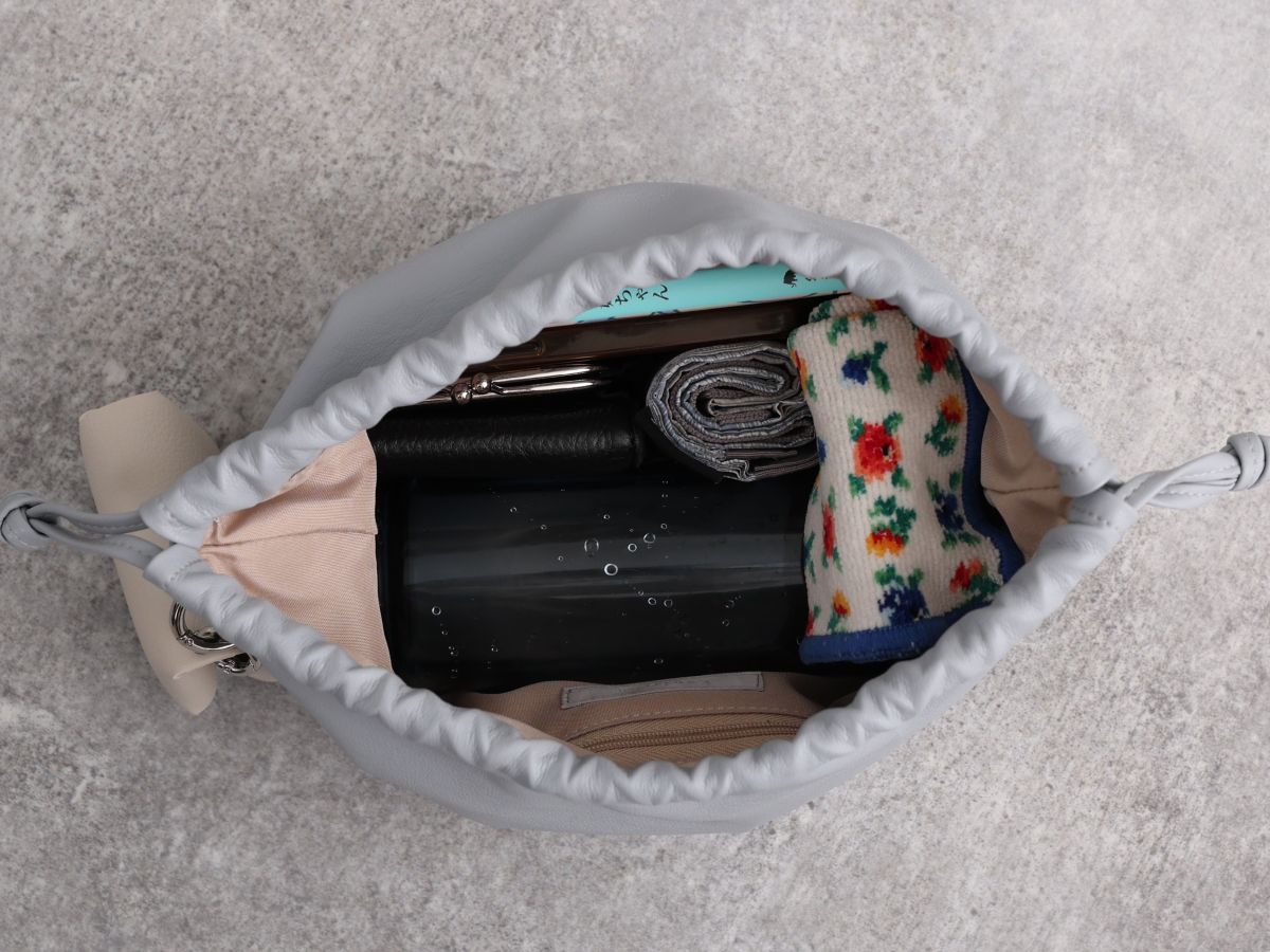 このくたっと感がたまらない。注目度ナンバーワンの『巾着ミニバッグ』スタッフ3名の愛用レポ