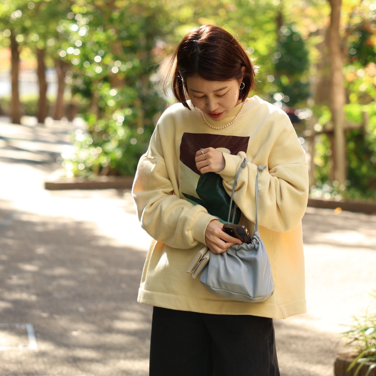 このくたっと感がたまらない。注目度ナンバーワンの『巾着ミニバッグ』スタッフ3名の愛用レポ