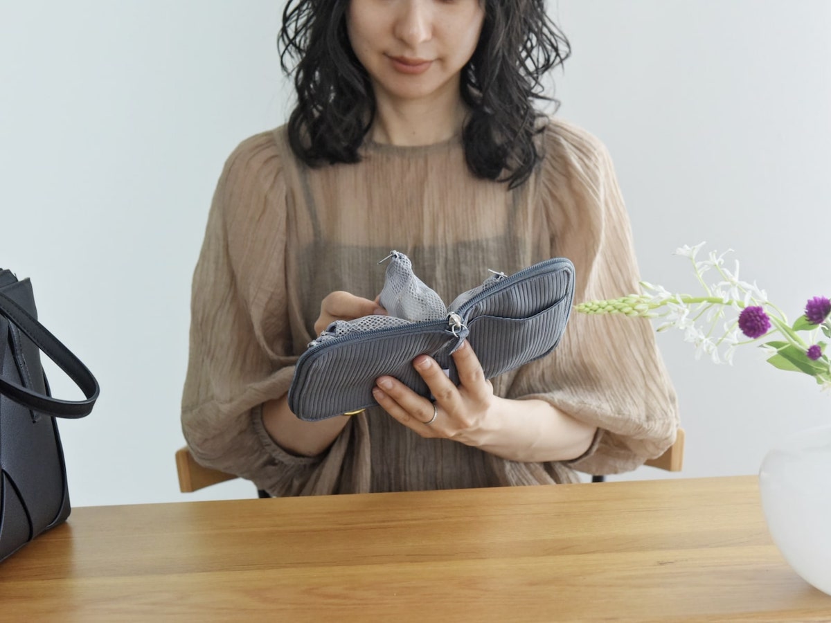 収納上手な４in１。小物迷子がなくなる「手帳型ミニポーチ」、スタッフは旅にも趣味にも愛用中〜