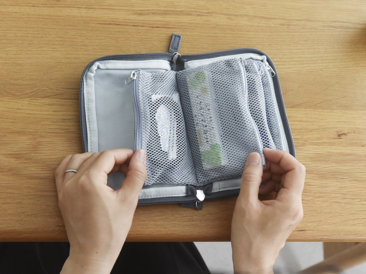 収納上手な４in１。小物迷子がなくなる「手帳型ミニポーチ」、スタッフは旅にも趣味にも愛用中〜
