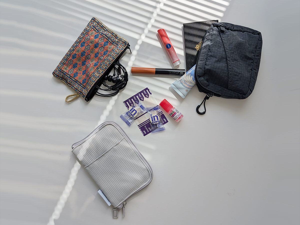 収納上手な４in１。小物迷子がなくなる「手帳型ミニポーチ」、スタッフは旅にも趣味にも愛用中〜