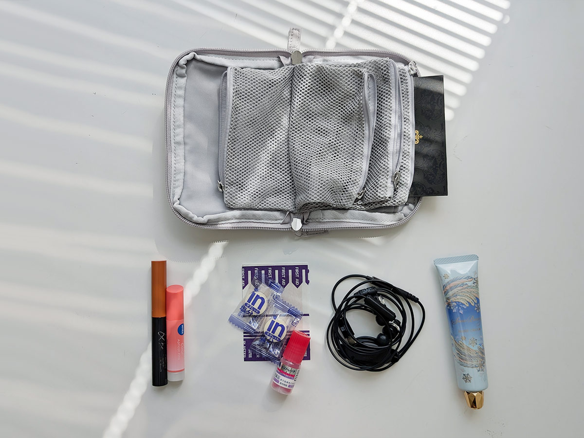 収納上手な４in１。小物迷子がなくなる「手帳型ミニポーチ」、スタッフは旅にも趣味にも愛用中〜