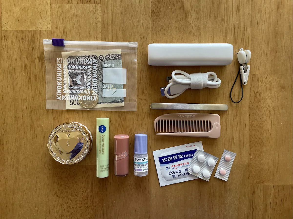 収納上手な４in１。小物迷子がなくなる「手帳型ミニポーチ」、スタッフは旅にも趣味にも愛用中〜