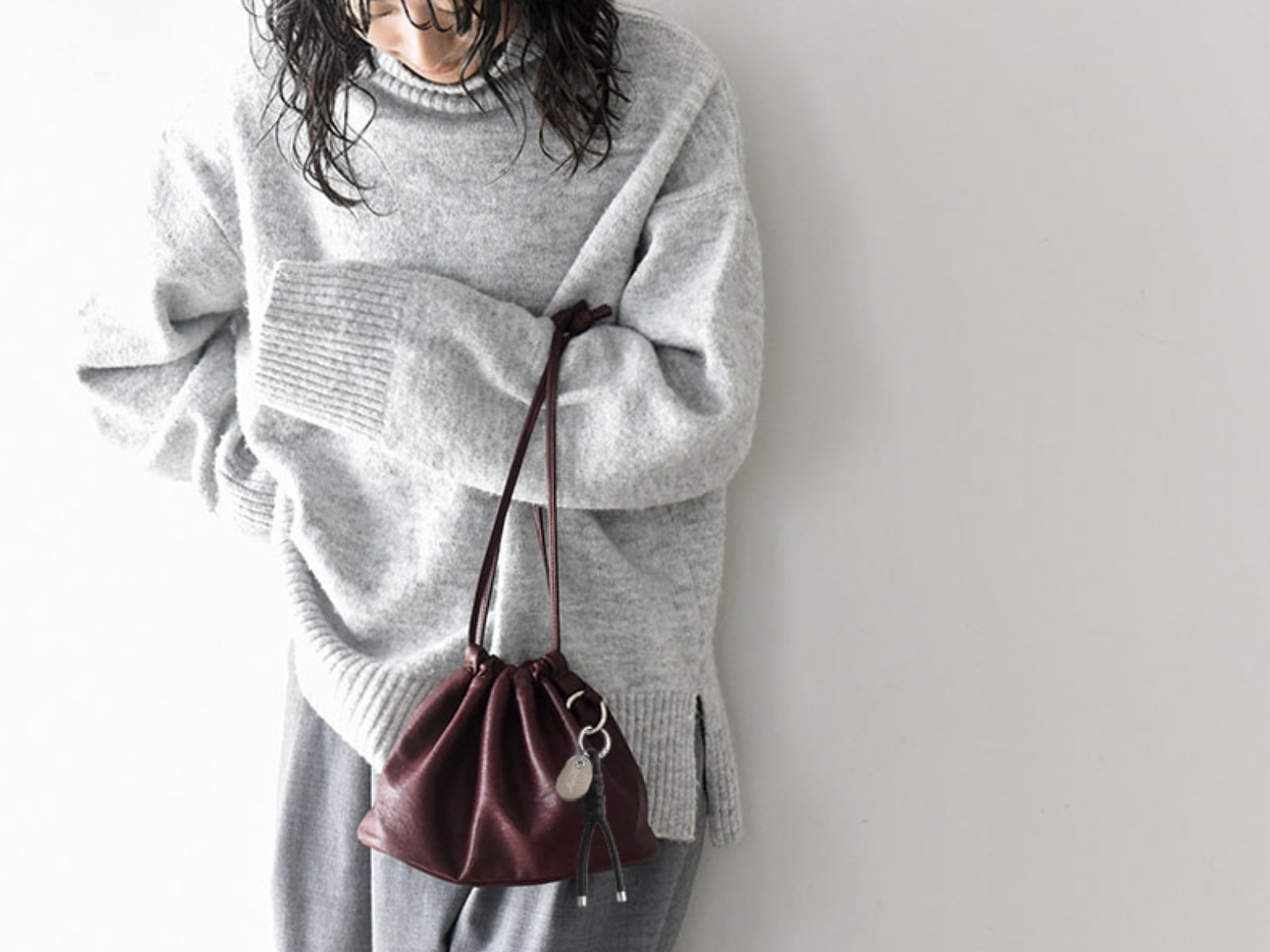 ペットボトルにカメラまで。見た目以上に入ってバッグにもなる『巾着ポーチ』インスタグラマーさんの使い方