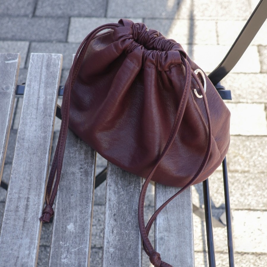 ペットボトルにカメラまで。見た目以上に入ってバッグにもなる『巾着ポーチ』インスタグラマーさんの使い方