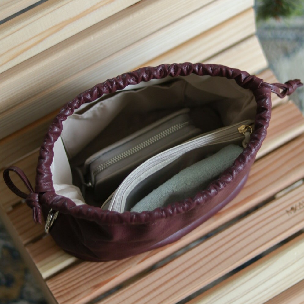 ペットボトルにカメラまで。見た目以上に入ってバッグにもなる『巾着ポーチ』インスタグラマーさんの使い方