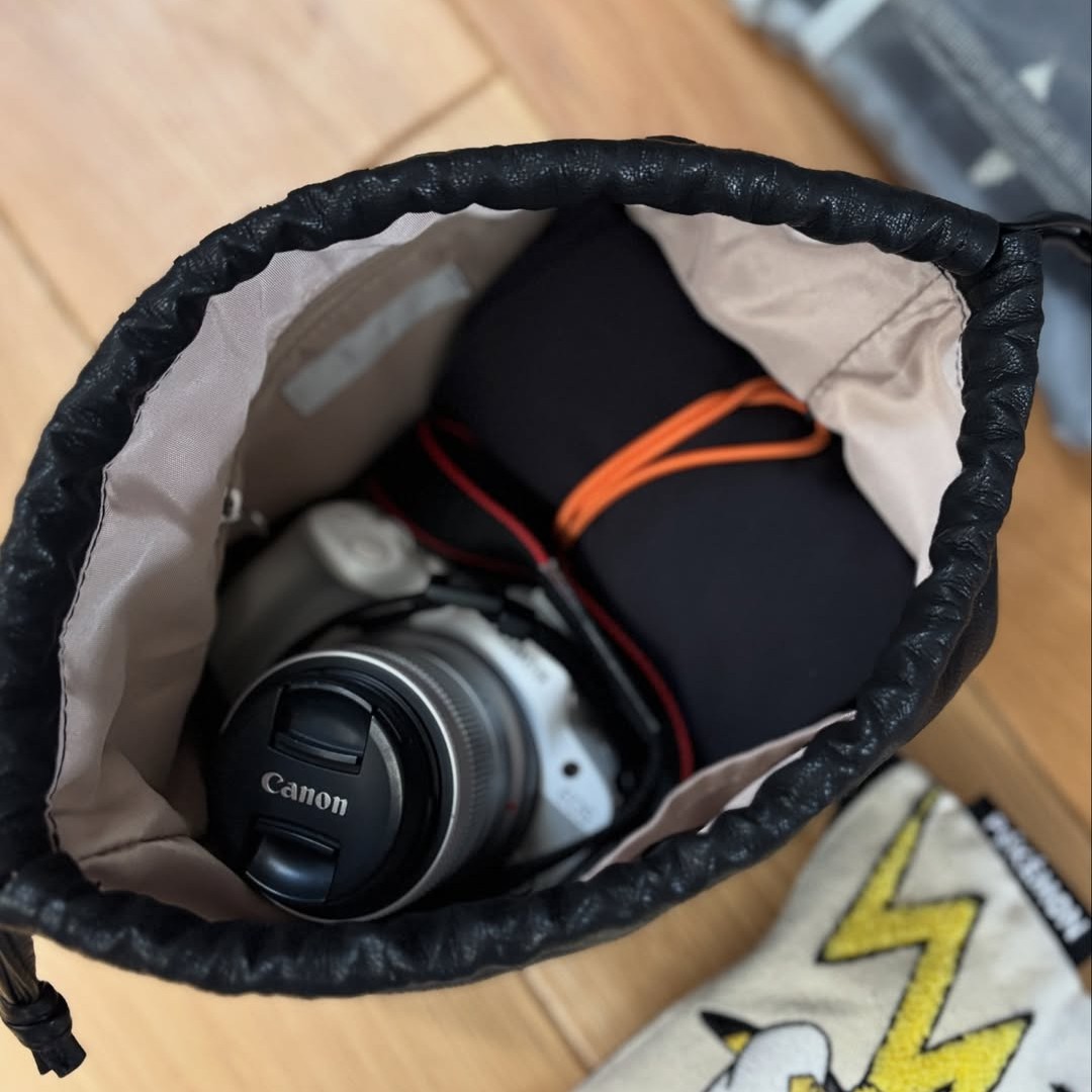 ペットボトルにカメラまで。見た目以上に入ってバッグにもなる『巾着ポーチ』インスタグラマーさんの使い方