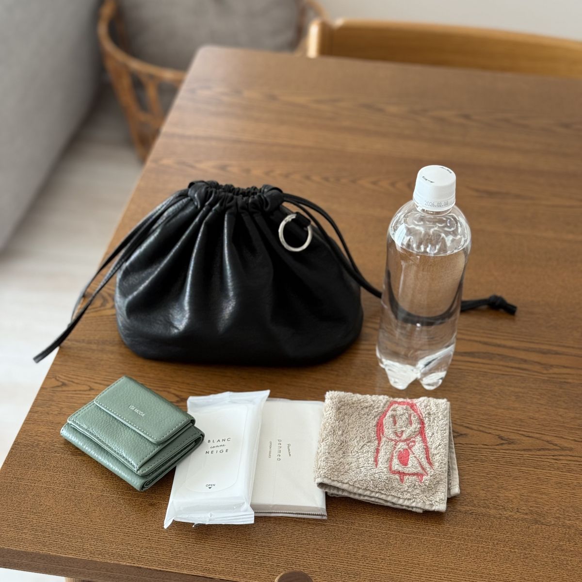 ペットボトルにカメラまで。見た目以上に入ってバッグにもなる『巾着ポーチ』インスタグラマーさんの使い方