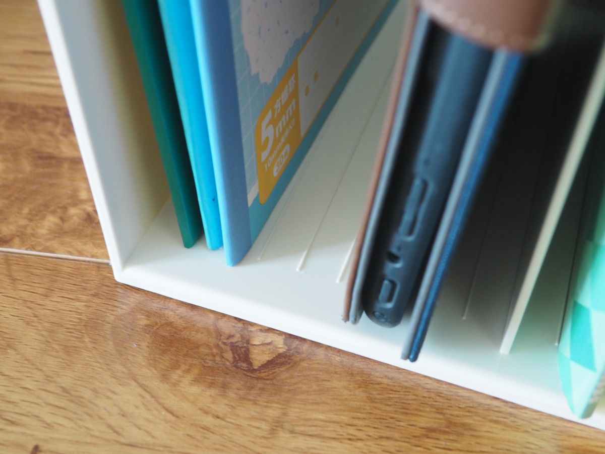 ノートも文房具も散らからない！置くだけで学習机が整う「多機能ブックスタンド」