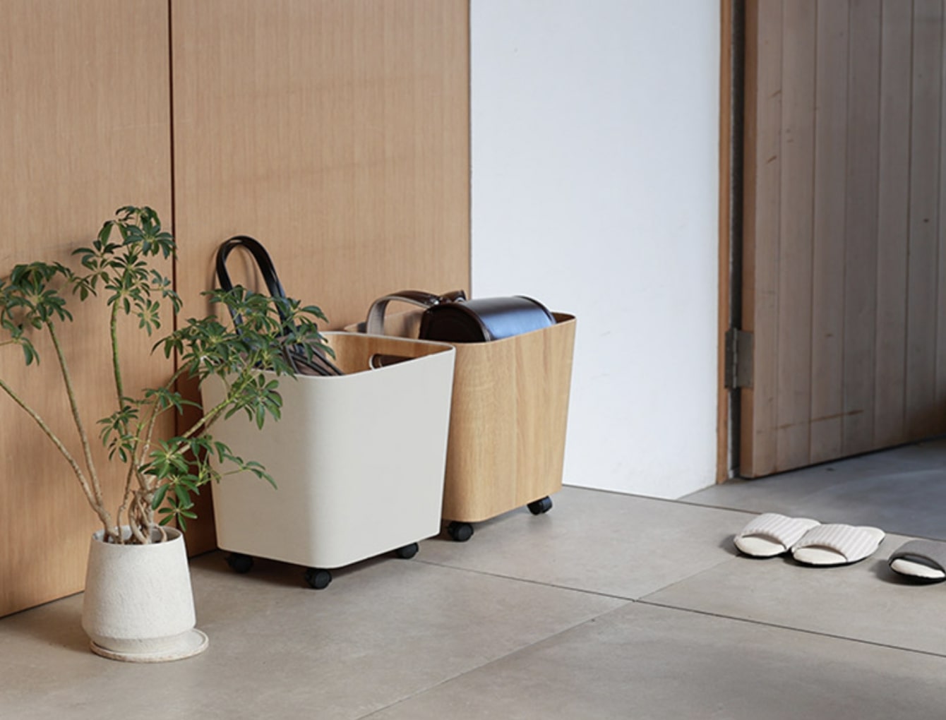 狭い玄関で省スペース収納を叶える方法とは？コート掛けもバッグ置き場もすっきり整う収納アイデア