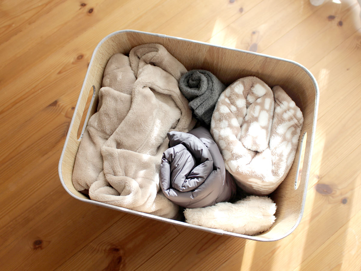 部屋にあふれ返る冬のあったかグッズ、「キャスター付き収納」で便利に整頓！