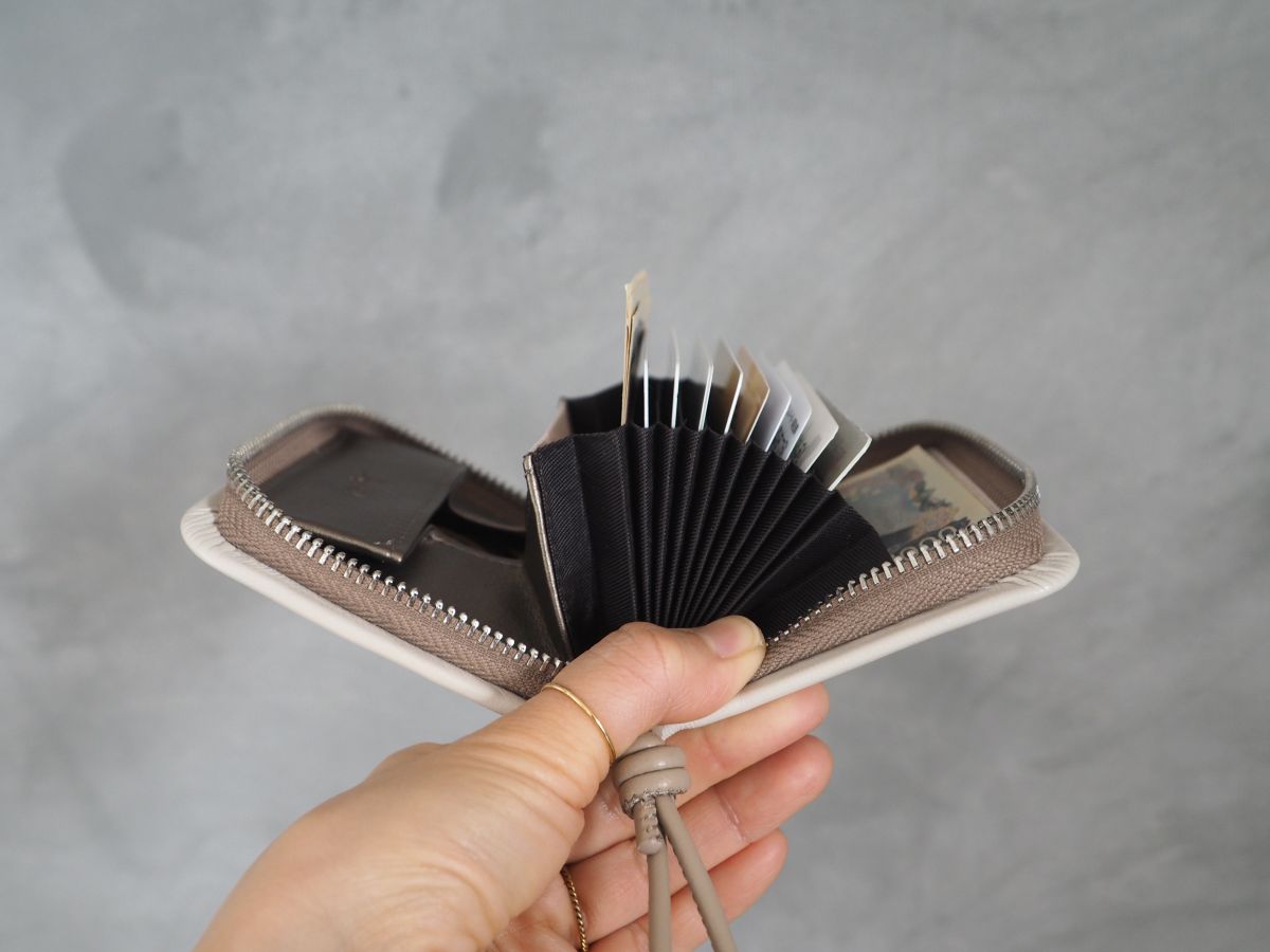 新年の買い替えに。コンパクトなのに中身が一目でわかる「二つ折り財布」