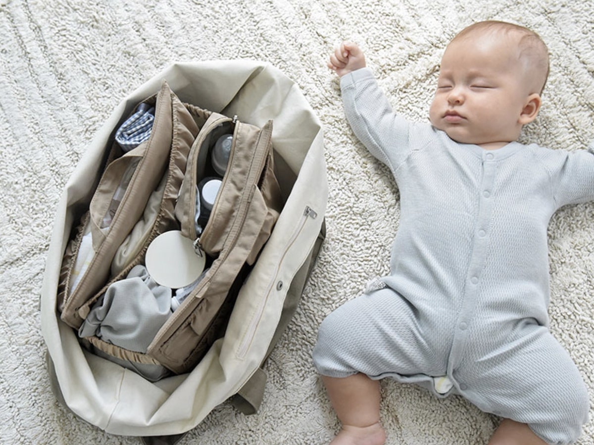 ベビーとの帰省にも！ただのトートを多機能ママバッグに変える裏技アイテムの話【インスタグラマーさんのもの選び】