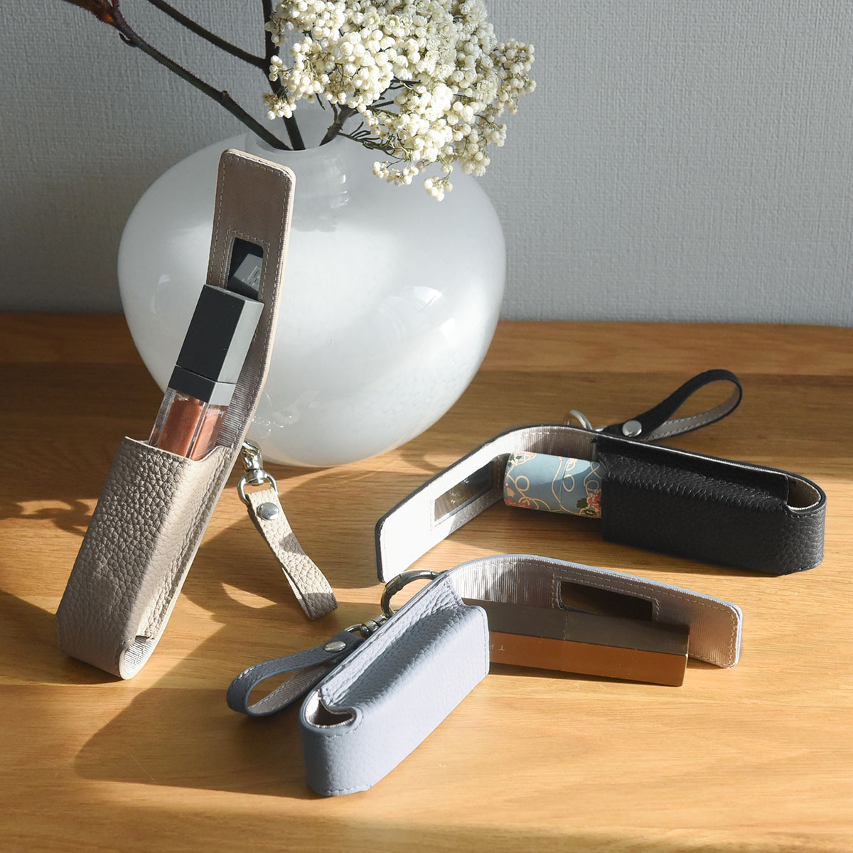 化粧直しも、身だしなみチェックも一瞬で。買って正解！スタッフのお気に入り「本革リップケース」レポ