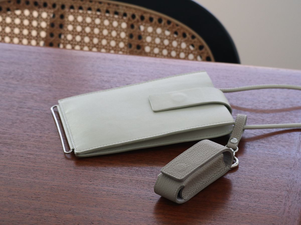 化粧直しも、身だしなみチェックも一瞬で。買って正解！スタッフのお気に入り「本革リップケース」レポ