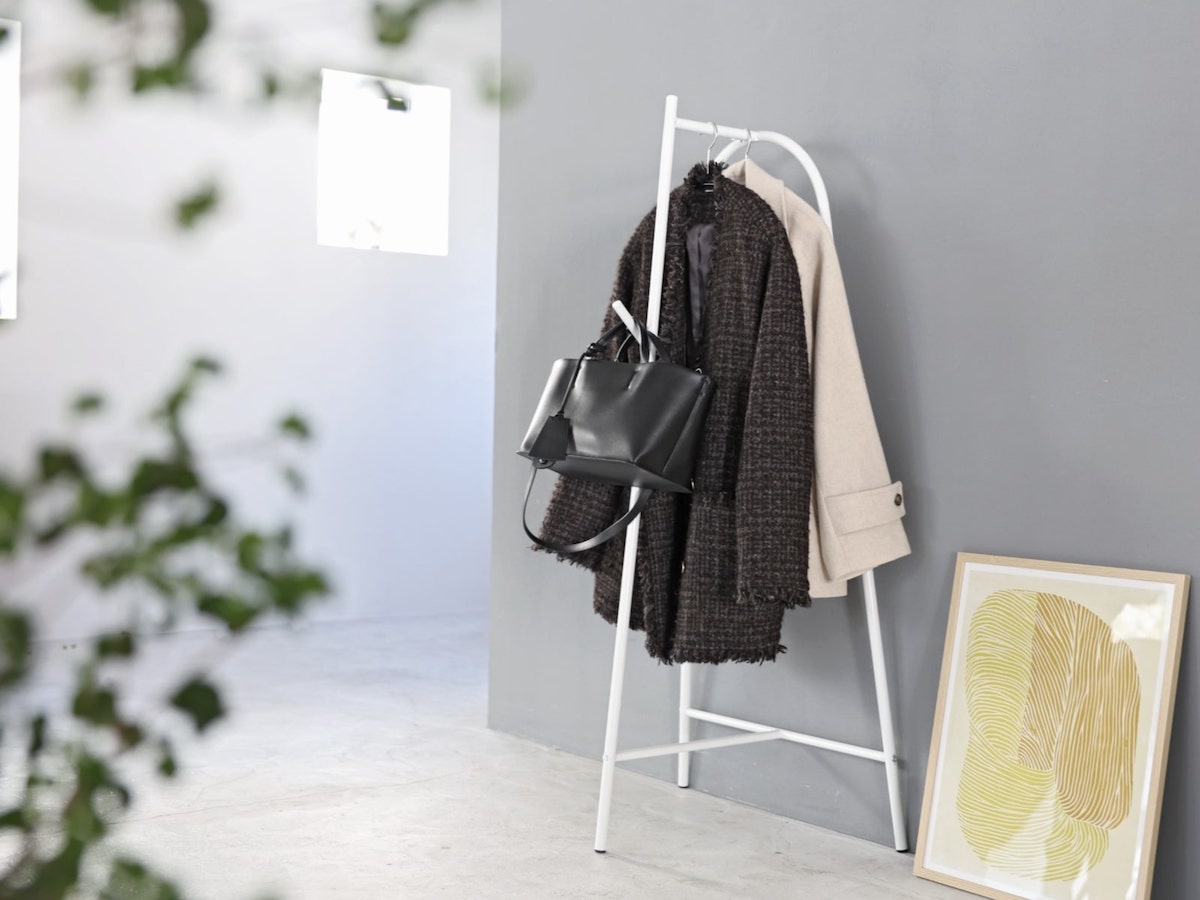 花粉のついたコートは玄関を定位置に！安定していてコンパクト・子どももかけやすいとIGさんも褒めたコートハンガーの話