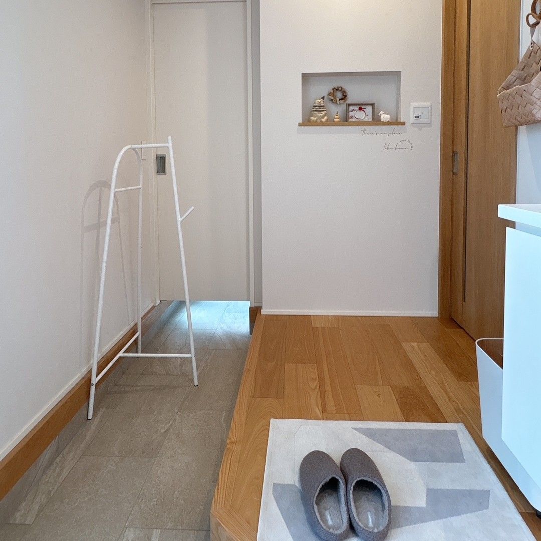 花粉のついたコートは玄関を定位置に！安定していてコンパクト・子どももかけやすいとIGさんも褒めたコートハンガーの話