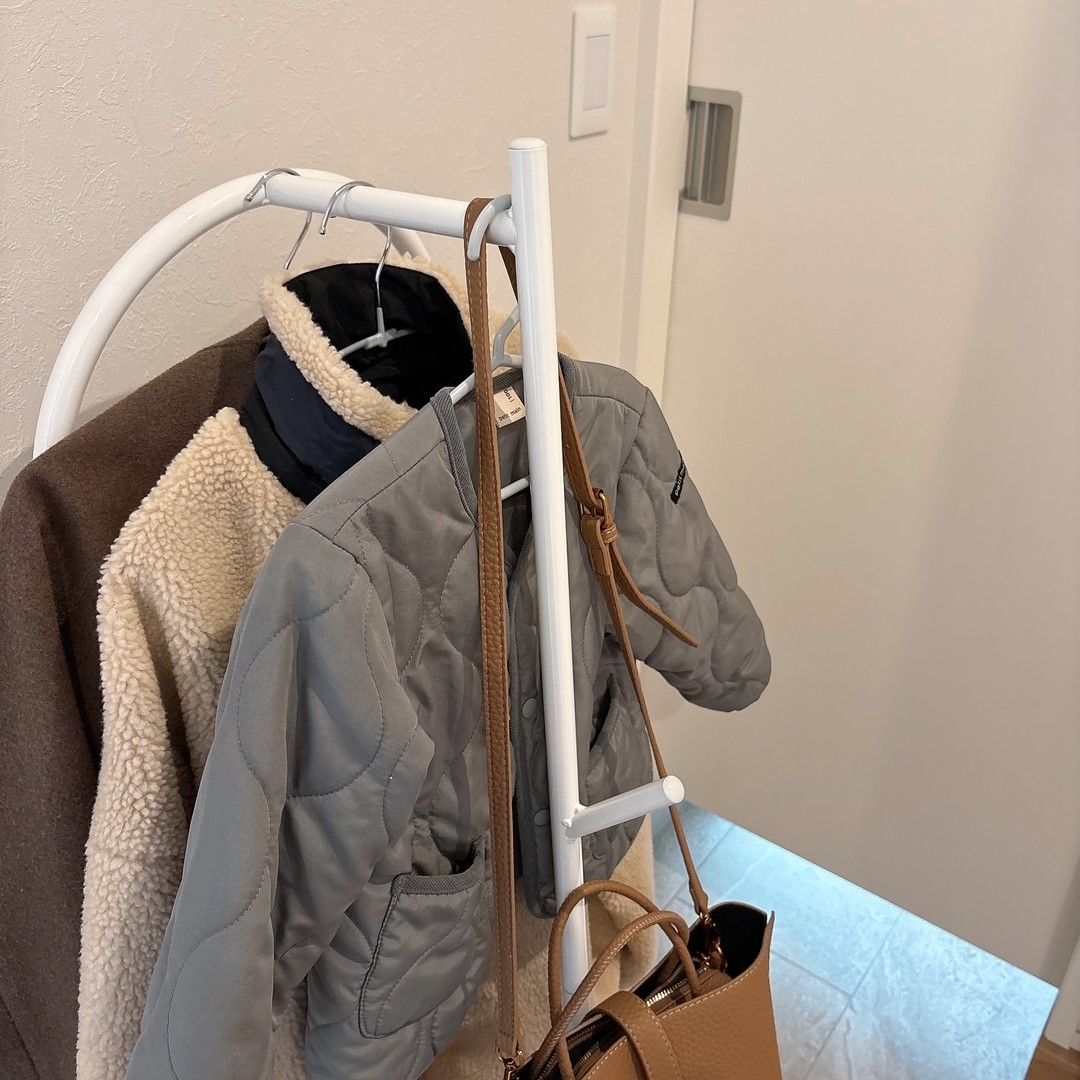 花粉のついたコートは玄関を定位置に！安定していてコンパクト・子どももかけやすいとIGさんも褒めたコートハンガーの話