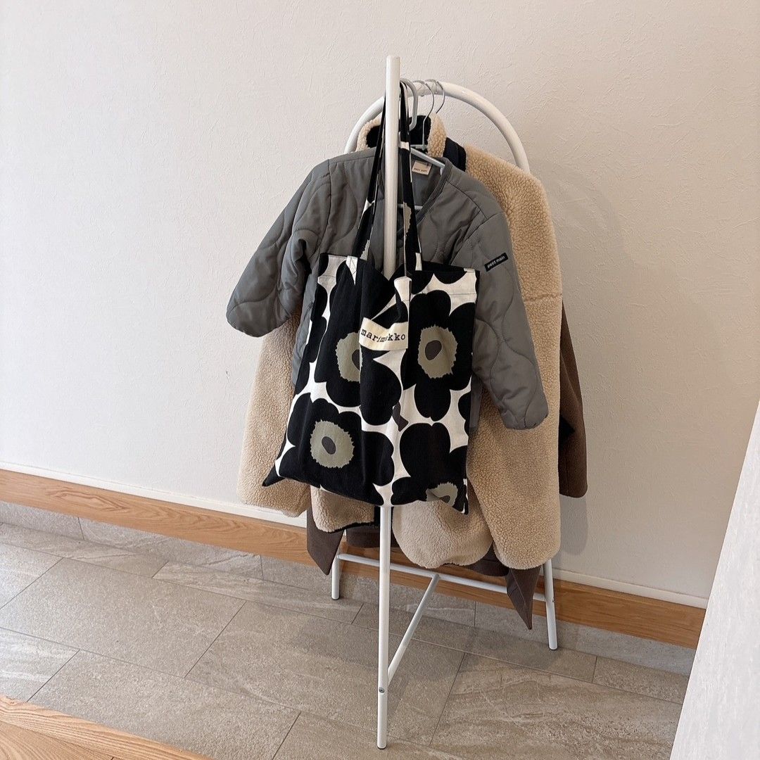 花粉のついたコートは玄関を定位置に！安定していてコンパクト・子どももかけやすいとIGさんも褒めたコートハンガーの話