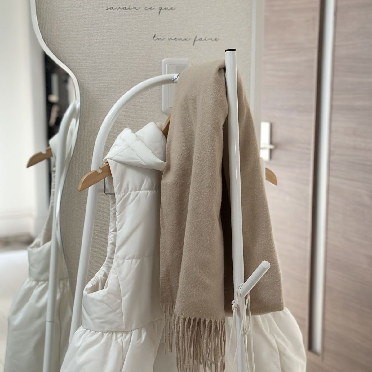 花粉のついたコートは玄関を定位置に！安定していてコンパクト・子どももかけやすいとIGさんも褒めたコートハンガーの話