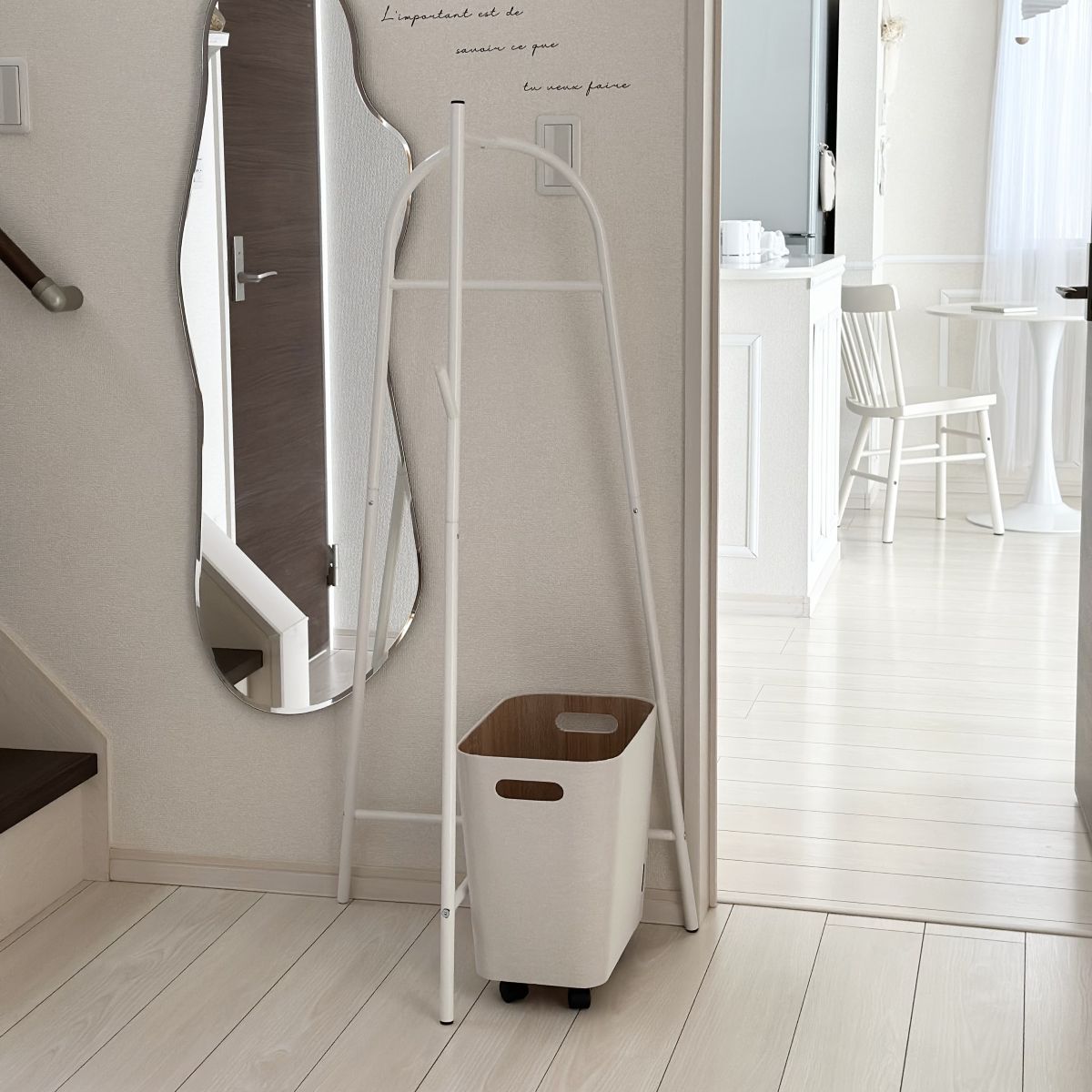 花粉のついたコートは玄関を定位置に！安定していてコンパクト・子どももかけやすいとIGさんも褒めたコートハンガーの話