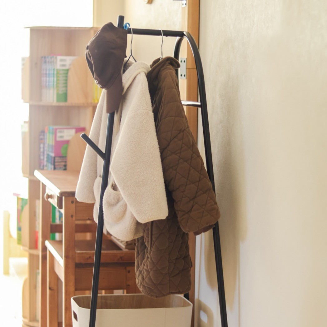 花粉のついたコートは玄関を定位置に！安定していてコンパクト・子どももかけやすいとIGさんも褒めたコートハンガーの話