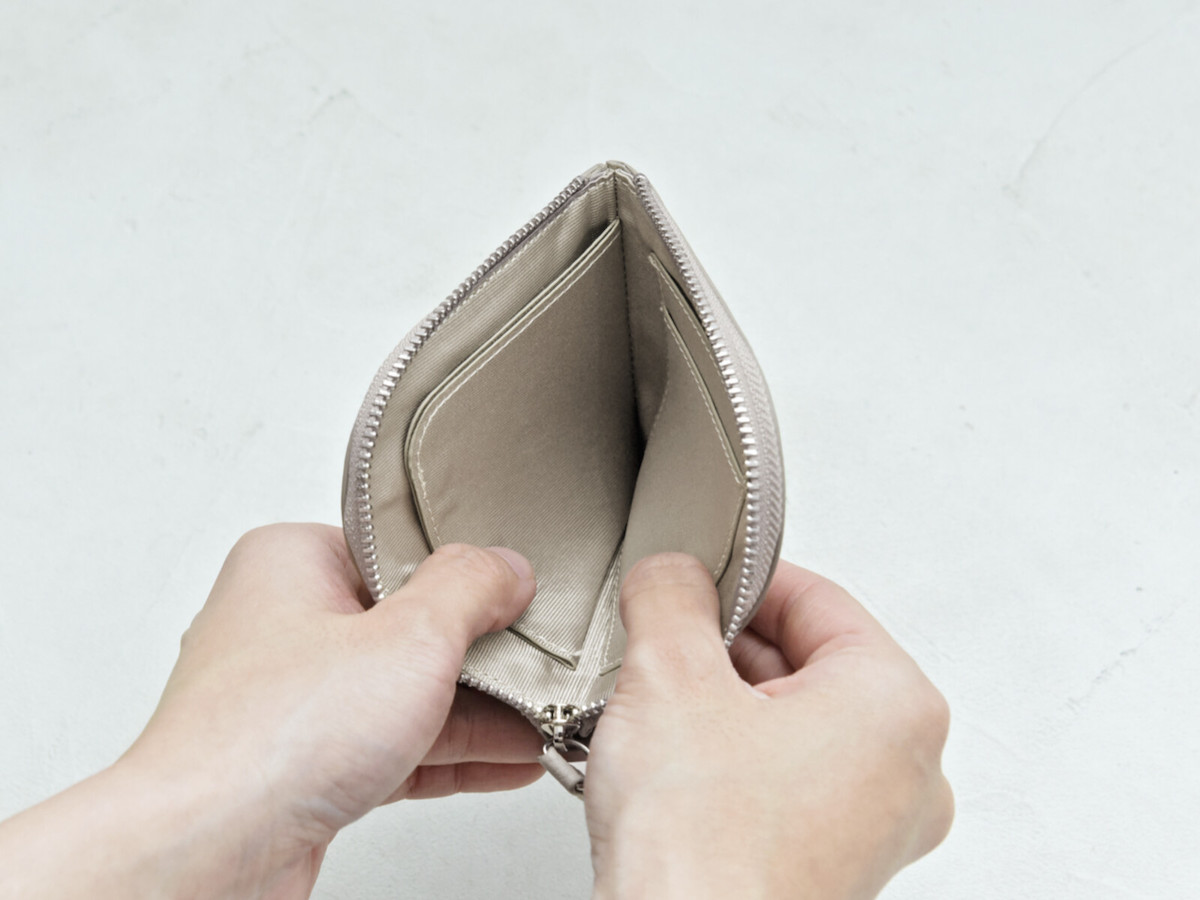 ハンカチサイズで持てる！？薄さわずか8mmの手のひら財布が、キャッシュレス時代にちょうどいい。