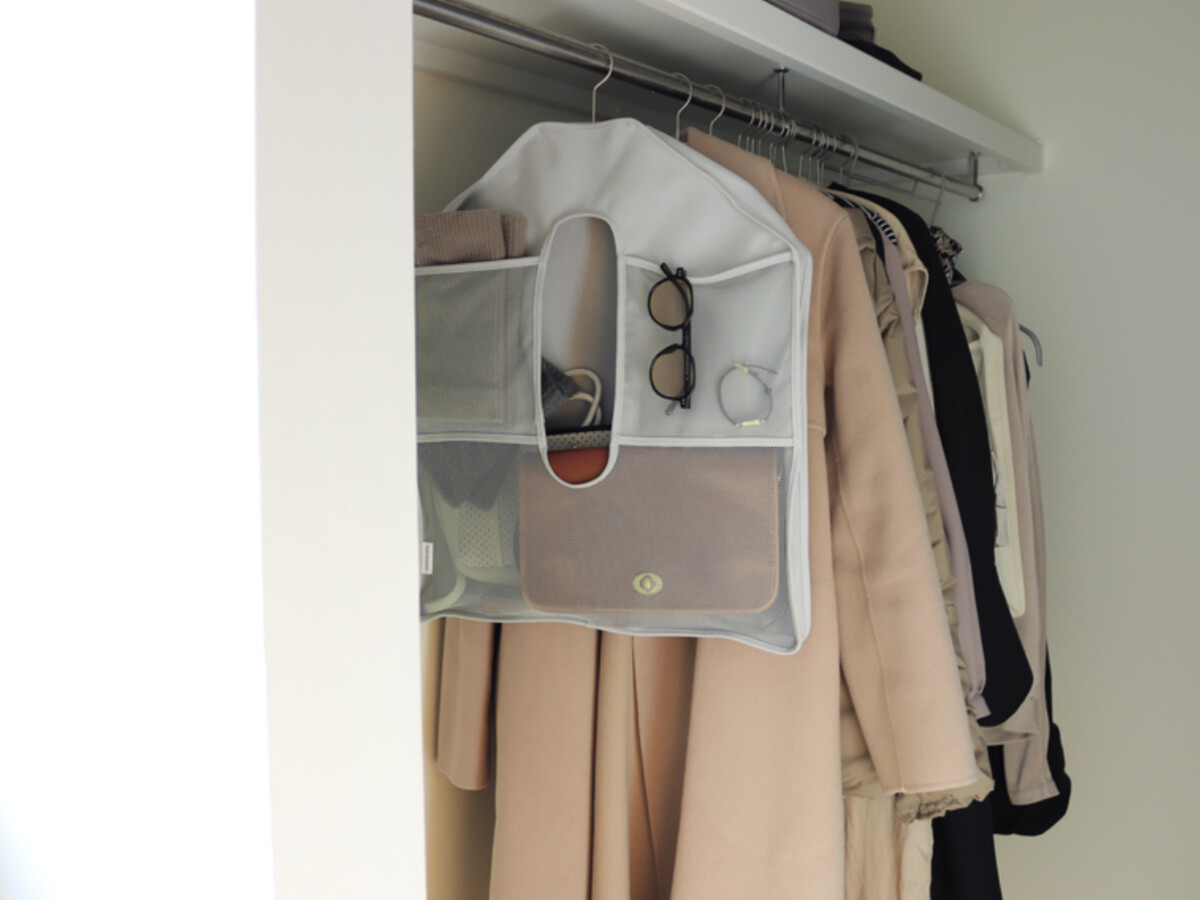 「よく使うモノの定位置」にも！スタッフ宅でも大活躍中の、クローゼットの新・浮かせる収納術