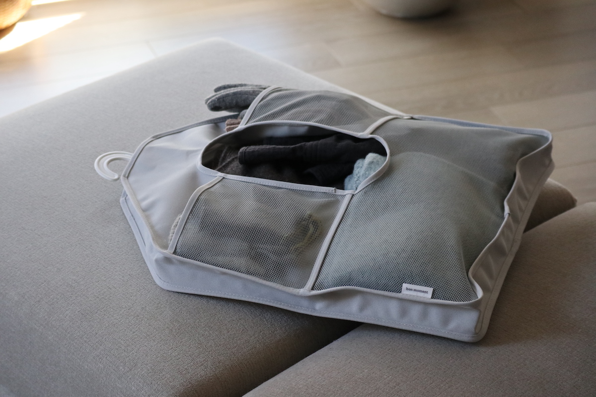 「よく使うモノの定位置」にも！スタッフ宅でも大活躍中の、クローゼットの新・浮かせる収納術