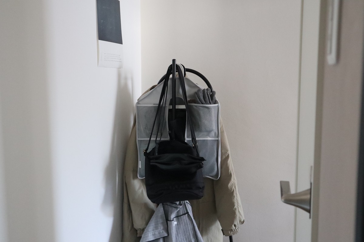 「よく使うモノの定位置」にも！スタッフ宅でも大活躍中の、クローゼットの新・浮かせる収納術