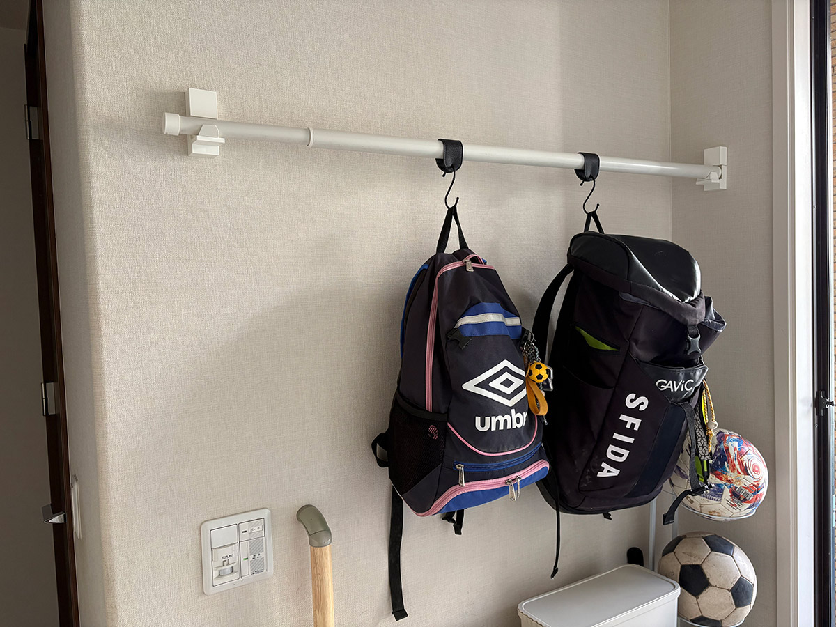 「よく使うモノの定位置」にも！スタッフ宅でも大活躍中の、クローゼットの新・浮かせる収納術