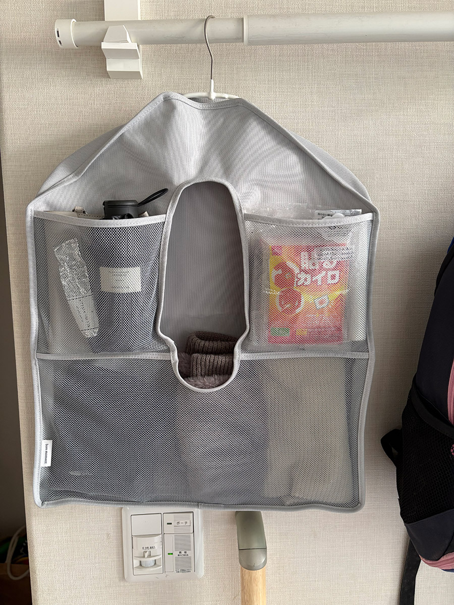 「よく使うモノの定位置」にも！スタッフ宅でも大活躍中の、クローゼットの新・浮かせる収納術