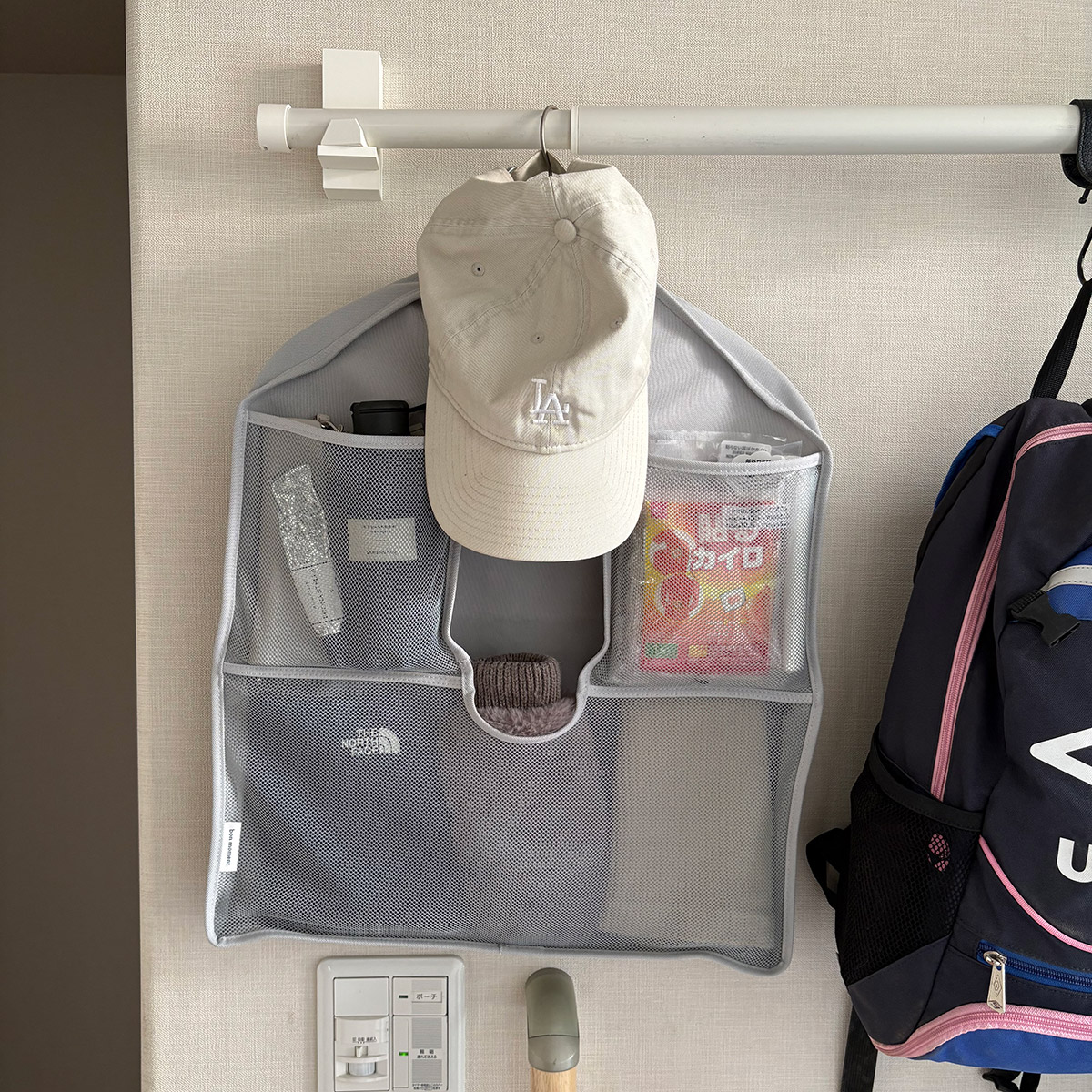 「よく使うモノの定位置」にも！スタッフ宅でも大活躍中の、クローゼットの新・浮かせる収納術