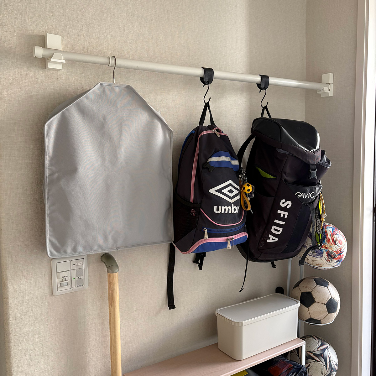 「よく使うモノの定位置」にも！スタッフ宅でも大活躍中の、クローゼットの新・浮かせる収納術